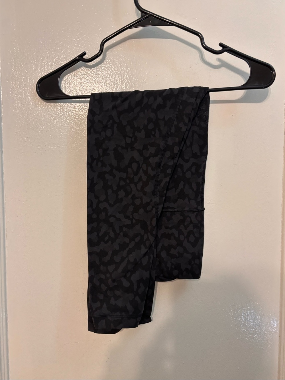 Women’s Luluelemon black cheetah print Align leggings size 6